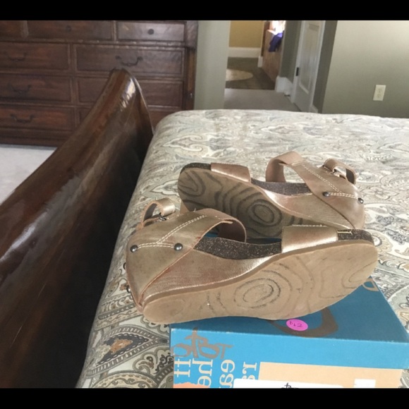 OTBT METALLIC WEDGES EUC - Picture 3 of 4